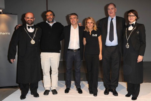 Marco Cabassi, Andrea Pellizzari, Mariavittoria Rava, Sir Richard Harvey e due sommelier dell’AIS, Associazione Italiana Sommelier.