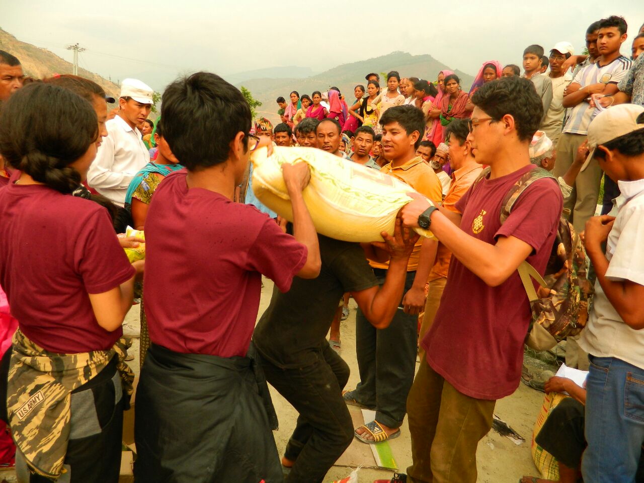 Emergenza Nepal - aggiornamento al 25 maggio - i ragazzi della Tashi Orphan School distribuiscono aiuti a 3.000 persone