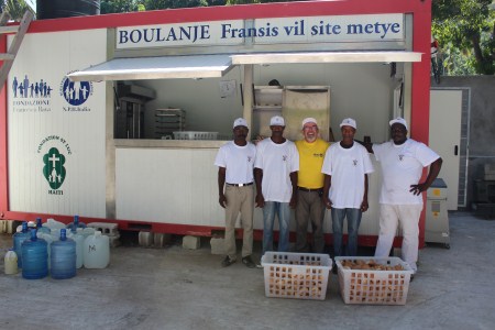 Avviata la terza panetteria mobile “figlia di Francisville”, per portare pane lavoro e formazione nella comunità di Les Cayes.